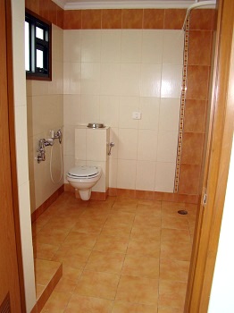 Ванная комната с комнатой для пациентов