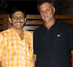 Jogador de críquete Roger com Dr. Khanna