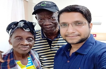Cyril din Sierra Leone se întoarce din fericire acasă după o prostatectomie de succes în India