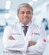 الدكتور توماس ج كيشين ، جراح العمود الفقري ، بنغالور