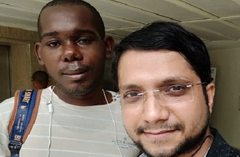 Handel Emad de Sierra Leone, âgé de 33, se fait opérer de la mâchoire brisée