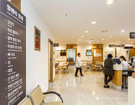 El Hospital Universitario Chung-Ang, Seúl; interior - recepción cum lounge