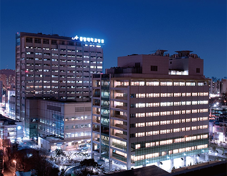 El Hospital Universitario Chung-Ang, Seúl; vista nocturna del edificio