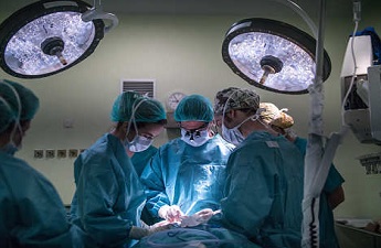 Une femme irakienne subit une chirurgie de 7 heures pour une tumeur rare à l'hôpital Fortis