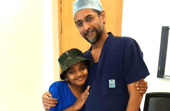 Parțial orbit de o tumoră cerebrală recurentă, Mihir Caunhye, în vârstă de 14 ani, din Mauritius suferă o craniotomie de succes în India