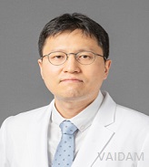 Professeur Jun-Young Yang