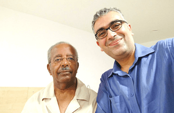 Redda Teklehaimanot Zewdu, 74 ans, d'Ethiopie, sort en bonne santé et heureux après un remplacement réussi de la valve en Inde